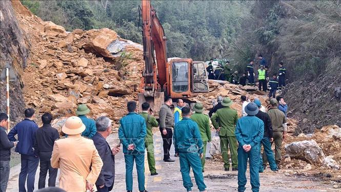 Khẩn trương tìm kiếm nạn nhân bị vùi lấp do sạt lở đất, đá tại Phú Thọ